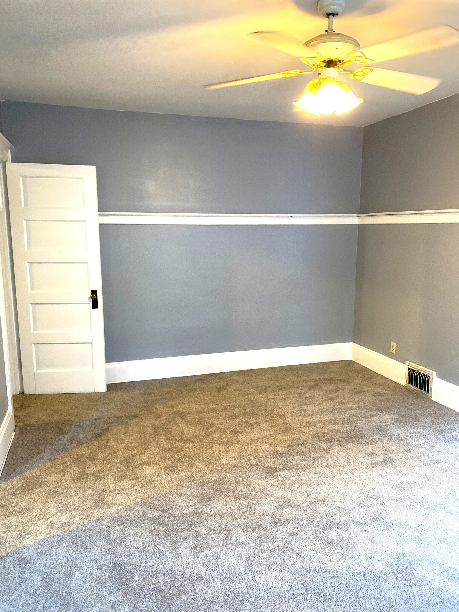 Building Photo - 916 W 9th St