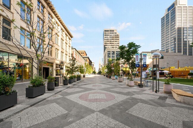 Building Photo - Spacious 1BD, 1BA Downtown Condo with Parking Spot