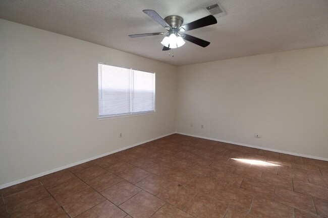 Building Photo - 2/1 Gulf Breeze Duplex! Pet friendly with ...