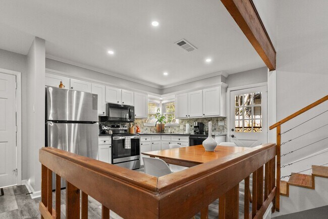 Building Photo - 2 or 3 Bedroom Renovated Mid-Town Charmer