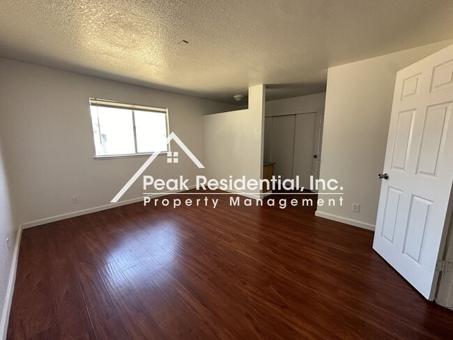 Building Photo - Spacious 3bd/2ba House with 2 Car Garage