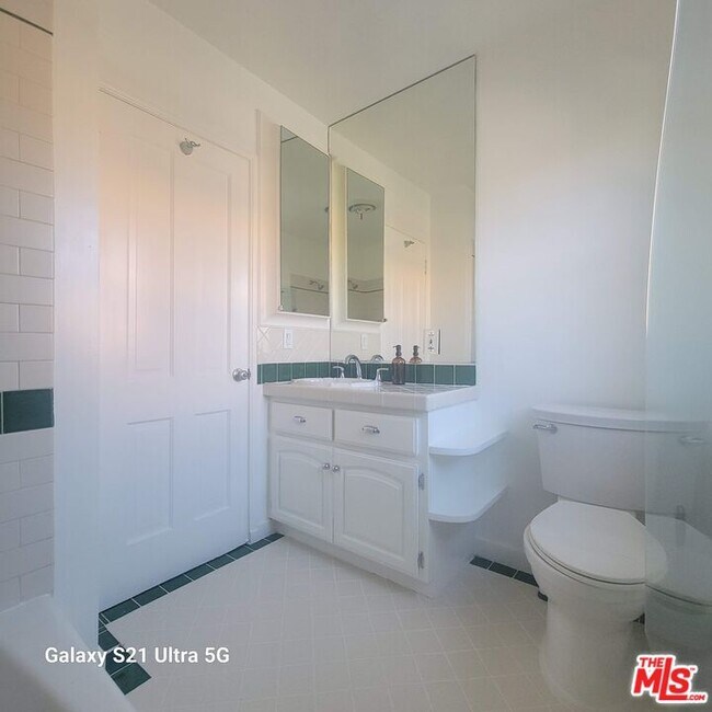 Building Photo - 304 S Reeves Dr