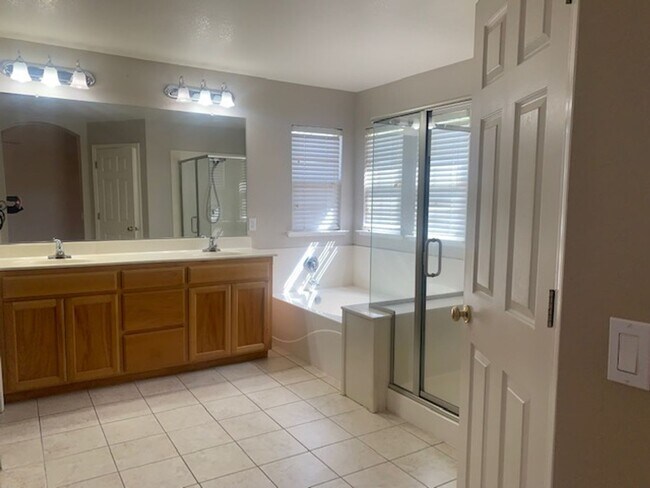 Building Photo - A SUPERB AND STUNNING 4 BEDROOM HOME IN TR...