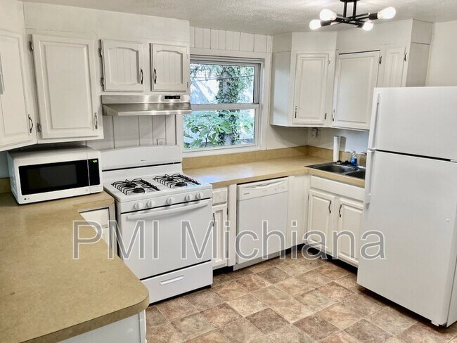 Building Photo - 54305 Terrace Ln