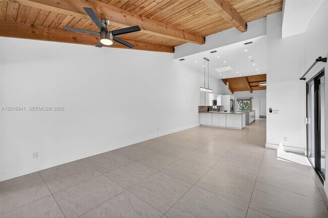 Building Photo - 2619 Parkview Dr S