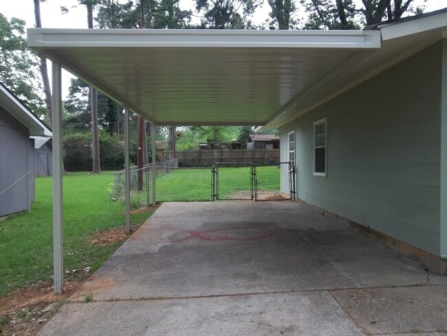 Building Photo - 2832 Holiday Ln