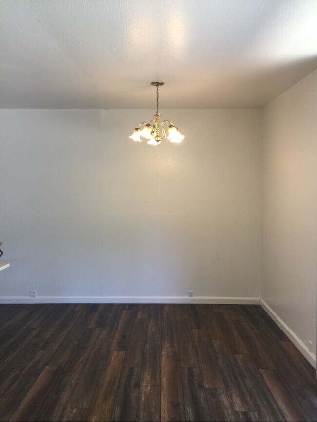 Building Photo - Beautiful 3 bedroom home in Central Davis available for fall move in!