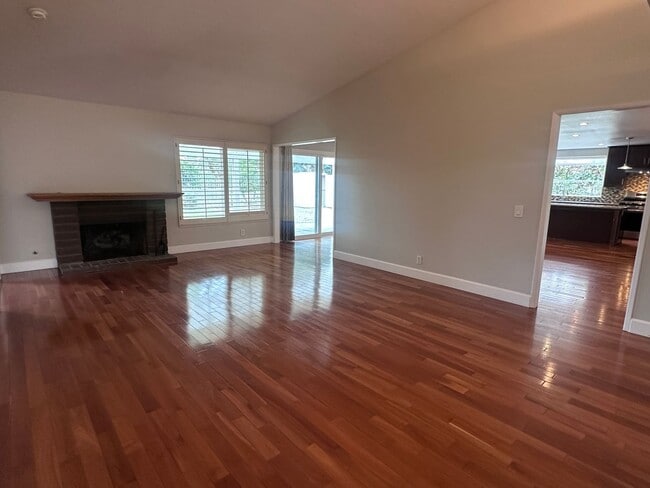 Building Photo - Stunning 3 bedroom + Den with Large Yard!