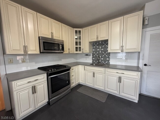 Building Photo - 28 Sabina St