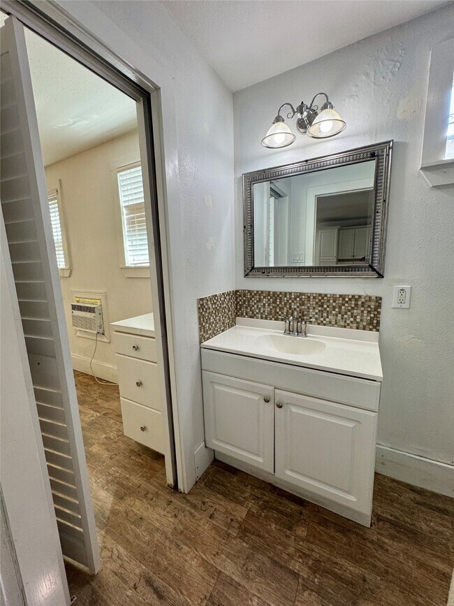 Building Photo - 814 1/2 W 21st St