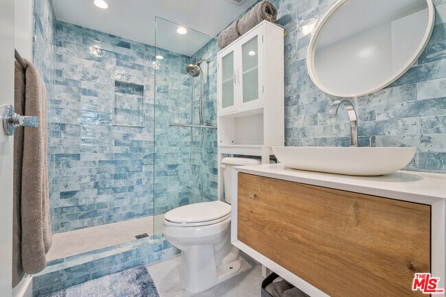 Building Photo - 723 Westmount Dr