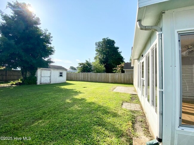 Building Photo - 202 Old Oak Rd