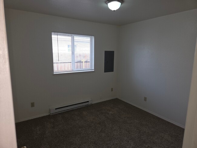 Building Photo - 2407 E Dalke Ave