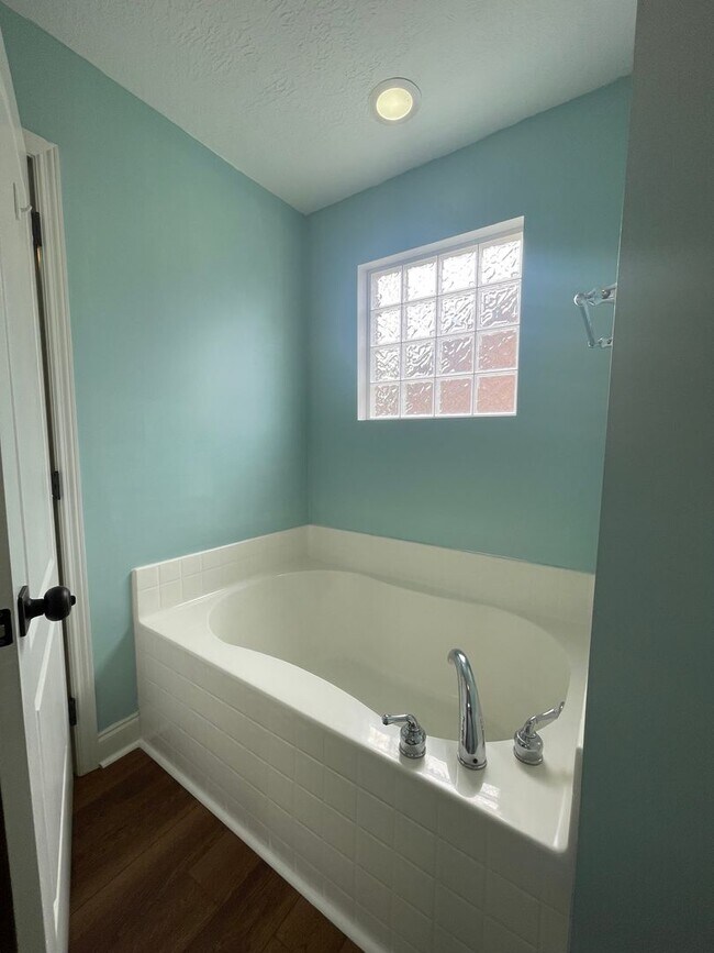Building Photo - 162 River Garden Ct