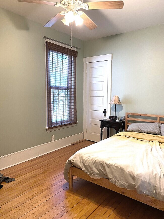 Building Photo - 3926 W Byron St