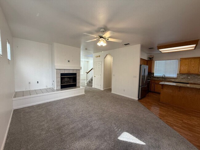 Building Photo - 4 bed 2.5 bath 2 story home available now!