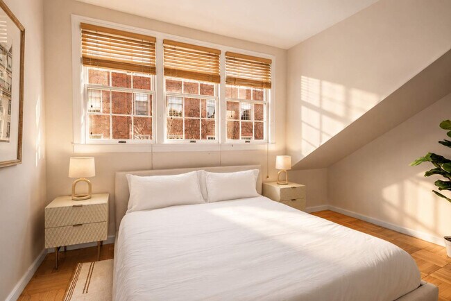Building Photo - 131 MacDougal St