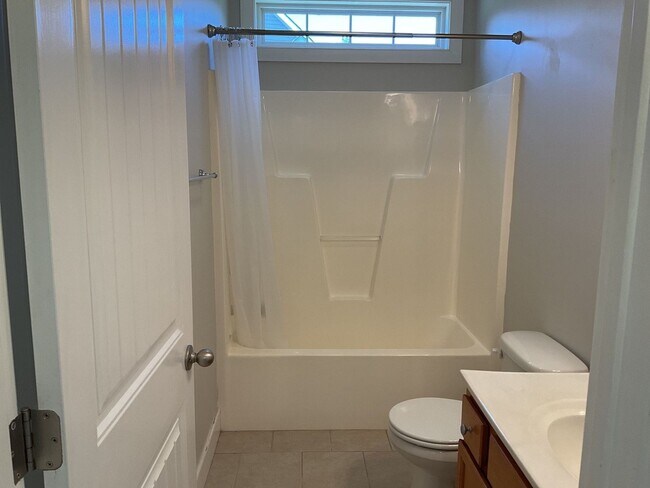 Building Photo - 4 Bedroom 2.5 Bathroom located in Old Mill...