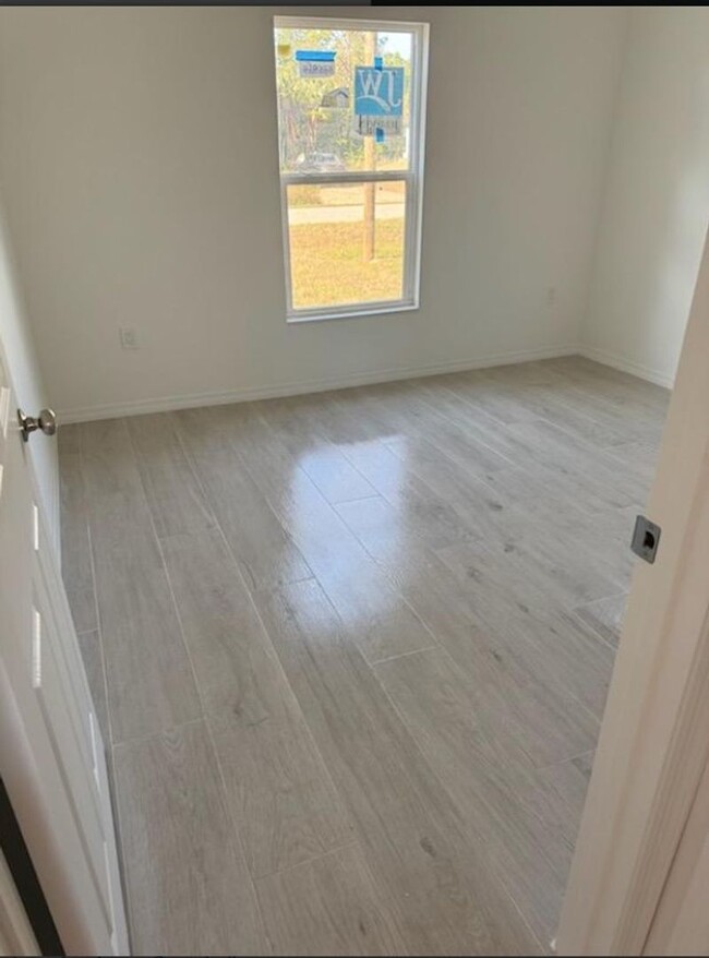 Building Photo - MUST SEE-BRAND NEW THREE BEDROOM, 2 BATH, ...