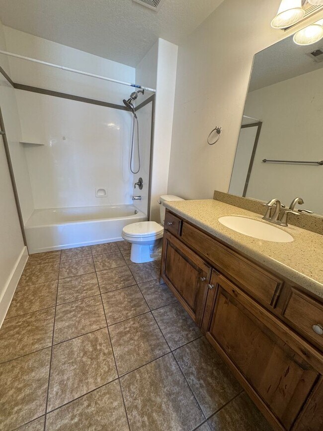 Building Photo - Beautiful top level Payson condo for rent!