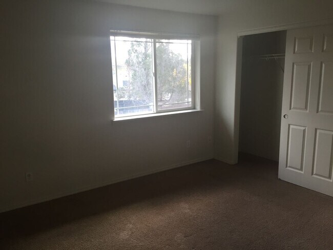 Building Photo - Conveniently Located 2 Bed/1.5 Bath Townho...