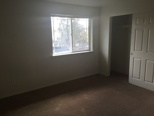 Building Photo - Conveniently Located 2 Bed/1.5 Bath Townhome in SW Redmond