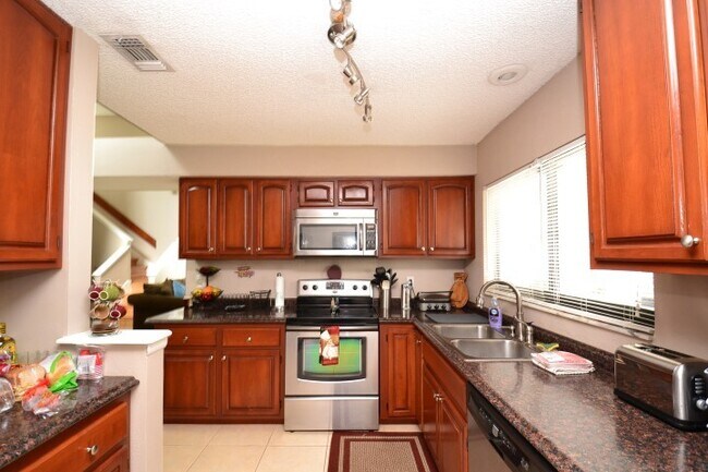 Building Photo - Fantastic 3 BR Lake Mary Home with vaulted...