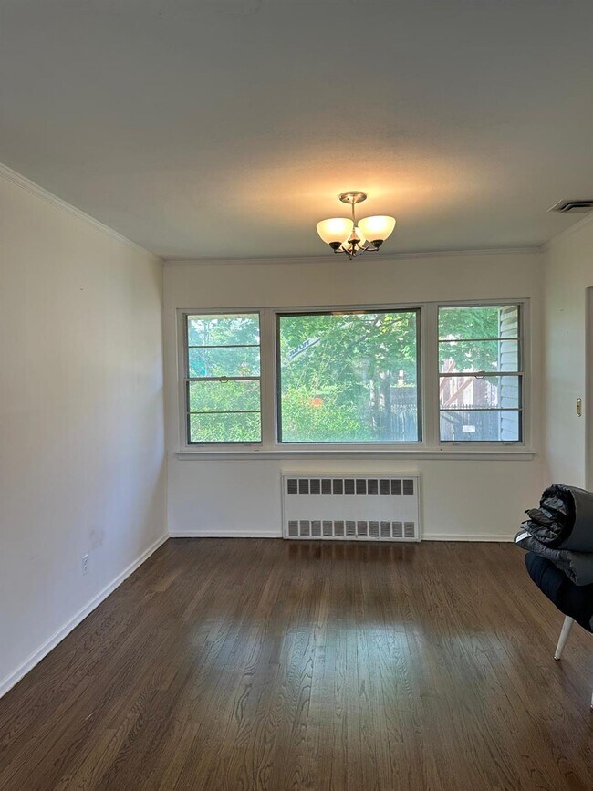 Building Photo - 310 S Oyster Bay Rd