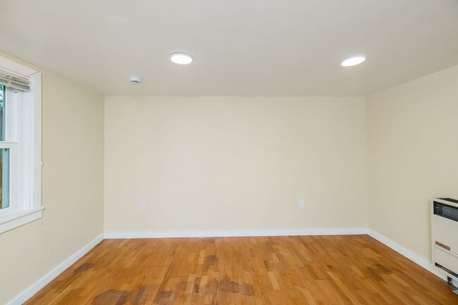 Building Photo - Available Northbrae Garden Cottage!