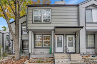 Building Photo - $2,450.00, 2-bed, 2.5 bath, located in Lak...