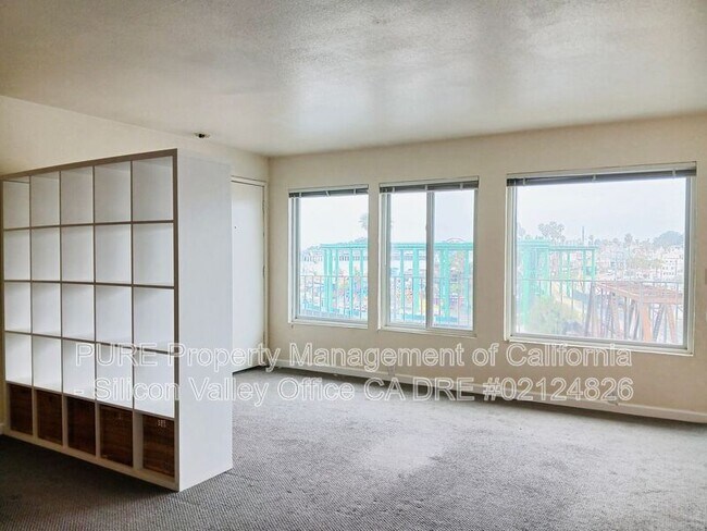 Building Photo - 1104 E Cliff Dr
