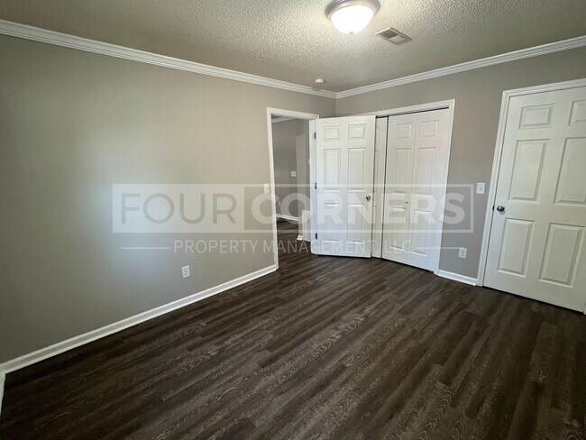 Building Photo - Lovely 2 Bedroom 1 Bath Apartment
