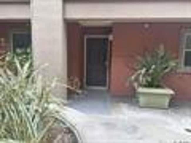 Building Photo - Ground Floor Condo in the heart of Hillcrest