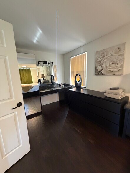 Building Photo - 203 W Crest Ave