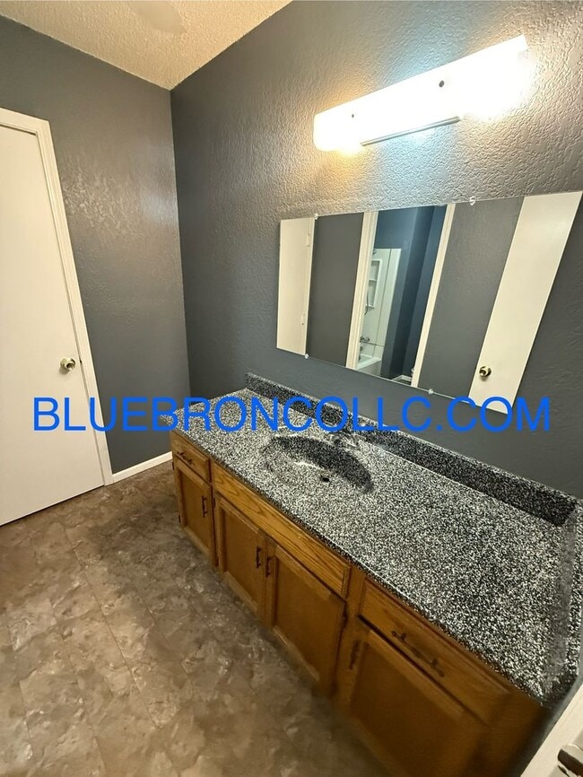 Building Photo - Spacious unit with granite counter tops and stainless steel appliances