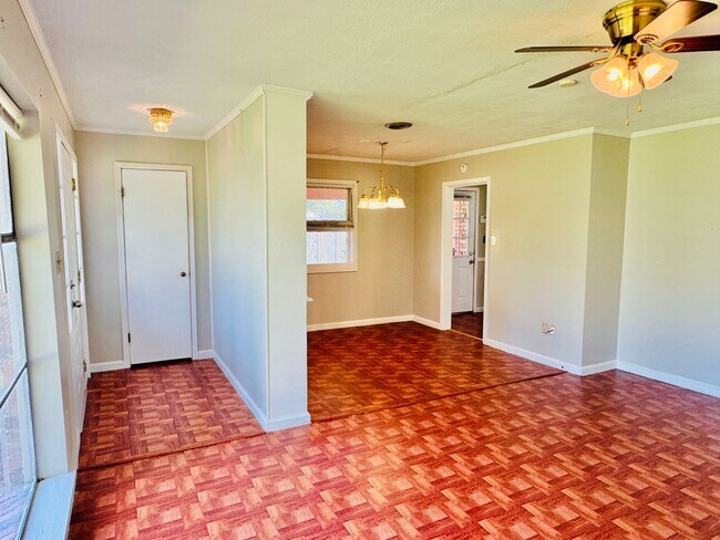 Building Photo - 3-Bedroom -Bright, Charming, and Move-In R...