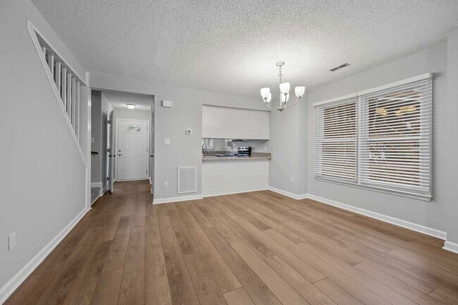 Building Photo - Convenient location