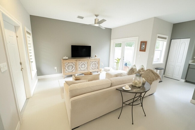 Building Photo - 303 St