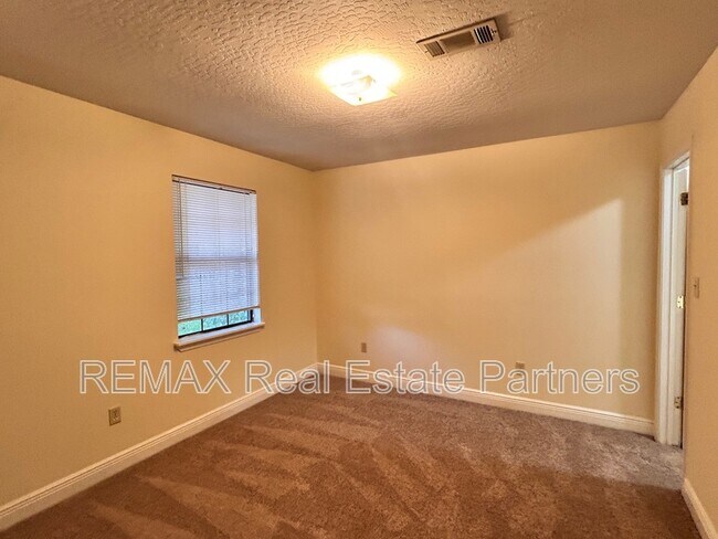 Building Photo - 121 Lexington Dr