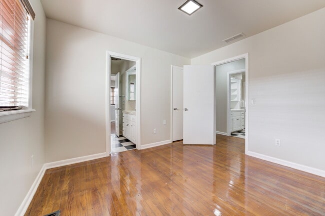 Building Photo - 5000 N Linn Ave