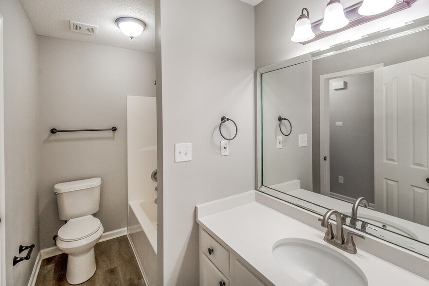 Building Photo - 2417 Bethany Dr