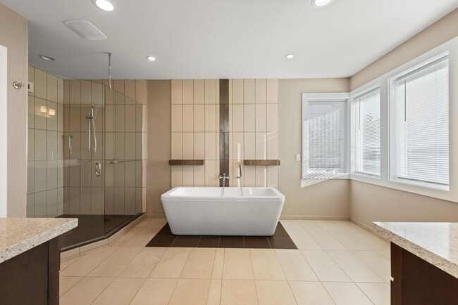 Building Photo - Amazing 4 beds/ 2.5 baths house in North Benson Hill/Renton.