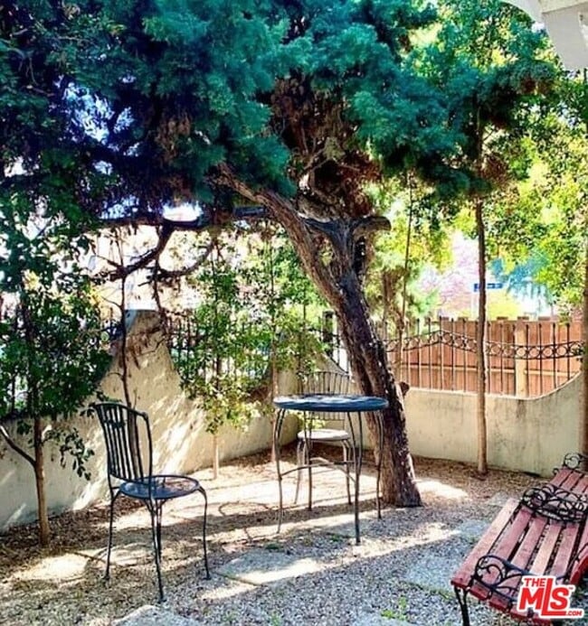 Building Photo - 1433 N Las Palmas Ave