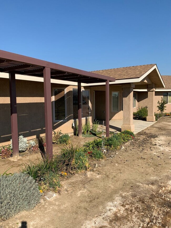 Building Photo - 5 Bd 4.5 Ba Country Home