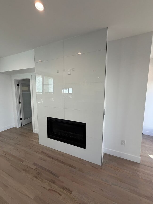 Building Photo - Gorgeous Sunnyside 4 bedroom home with rooftop patio