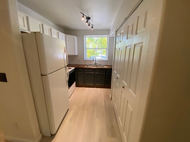 Building Photo - 2 Bedroom Townhome Near Buckley Air Force Base