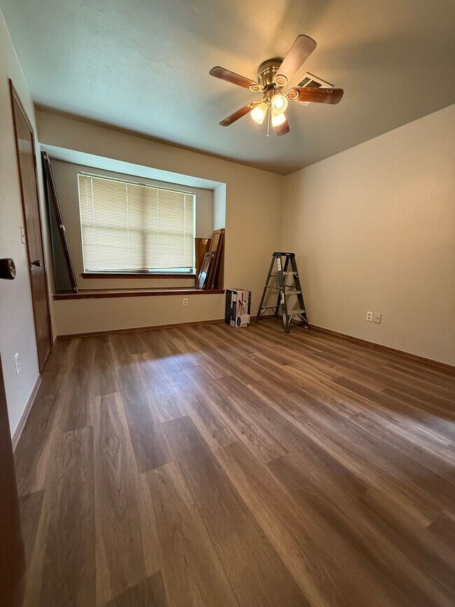 Building Photo - Complete new remodel 3-2-2 home off Broadw...