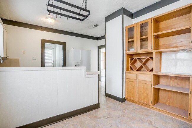 Building Photo - Well Maintained 3 Bed, 2 Bath in Establish...