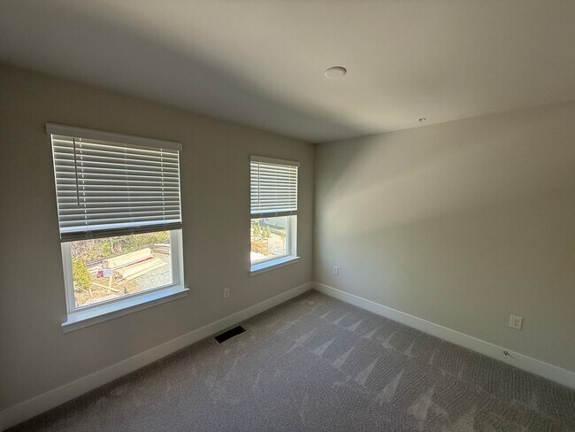 Building Photo - 2102 Winterberry Ln