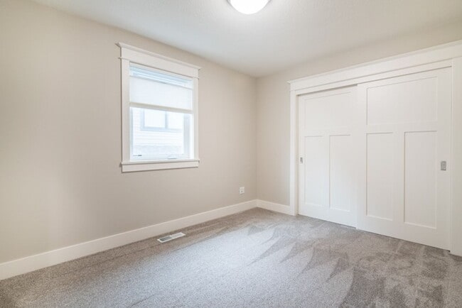Building Photo - Luxury Townhome in the Heart of Lake Osweg...